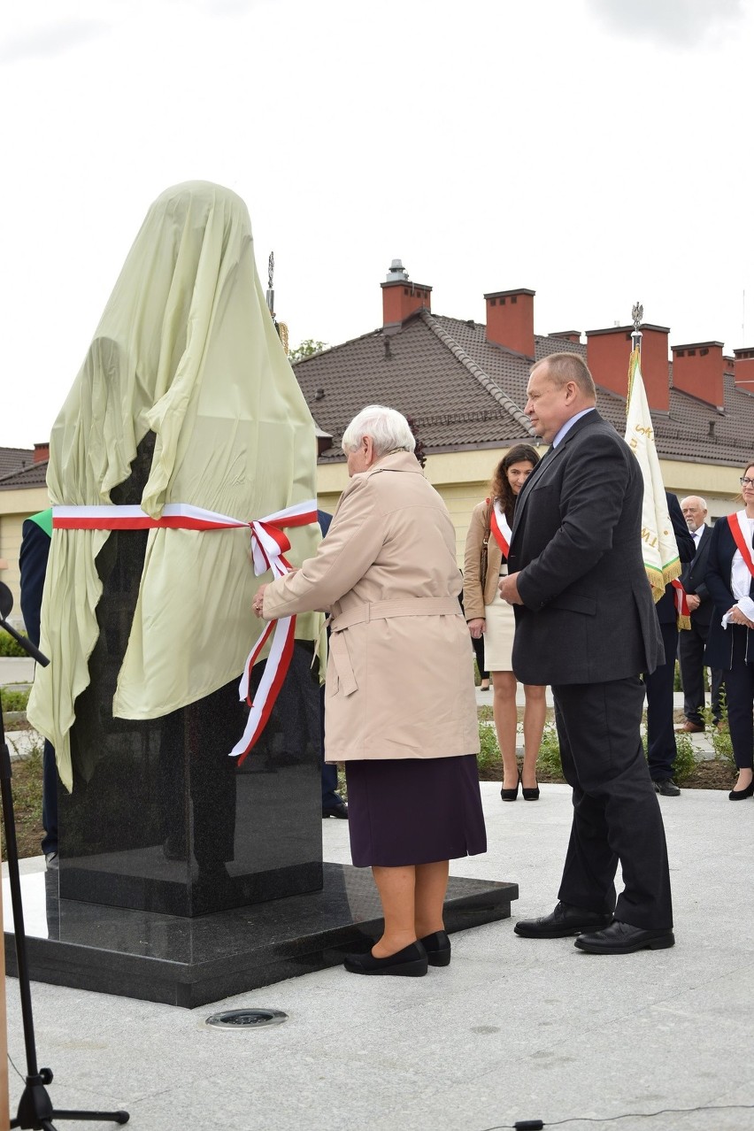 Belsk Duży - nowy pomnik profesora Eberharda Makosza stoi już na odświeżonym placu gminy