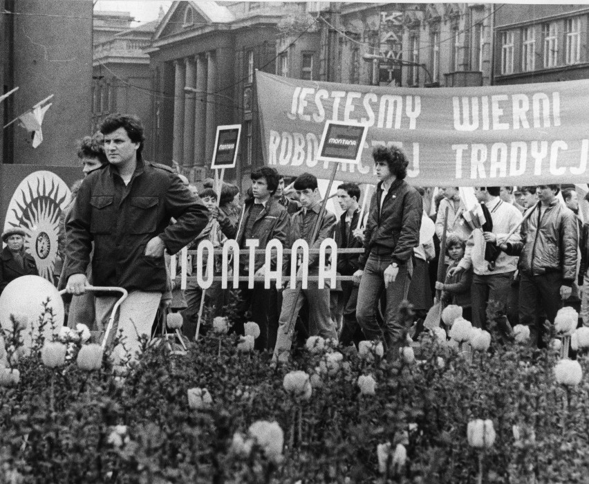 Katowicki rynek i oczekiwanie na przejście przed trybuną