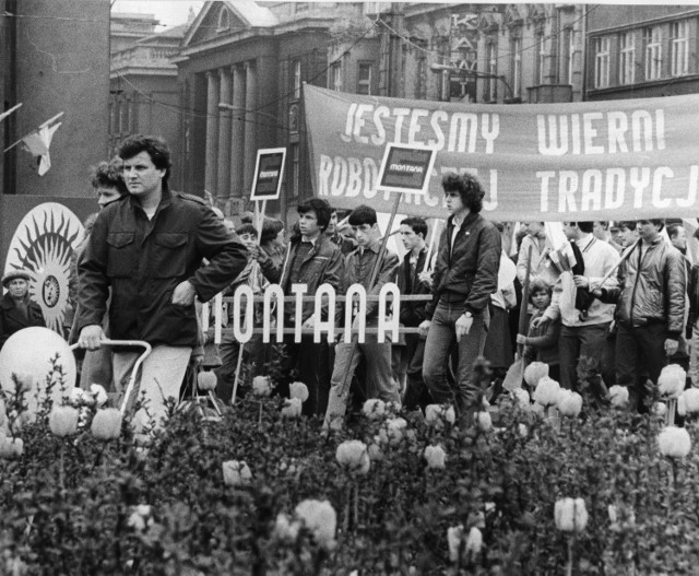 Katowicki rynek i oczekiwanie na przejście przed trybuną