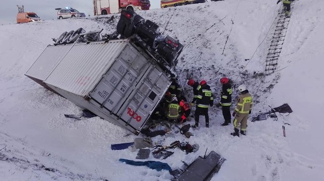 Zima, która nawiedziła nasz region siała spustoszenie na drogach. Niebezpiecznie było także na autostradzie A1, gdzie doszło do kilku zdarzeń drogowych. Wczoraj wcześnie rano do poważnego zdarzenia doszło na 121 km autostrady w okolicach Lisewa. Jadący w kierunku Gdańska TIR wpadł w poślizg i stanął w poprzek pasów jezdni.  Natomiast na 136 km autostrady w okolicach Turzna inny TIR wpadł do rowu. W akcji ratunkowej brali udział między innymi strażacy z OSP KSRG Papowo Toruńskie. Zobacz także:Szokujący błąd medycznyWkrótce proces oskarżonych o zabicie dzieckaNowosciTorun