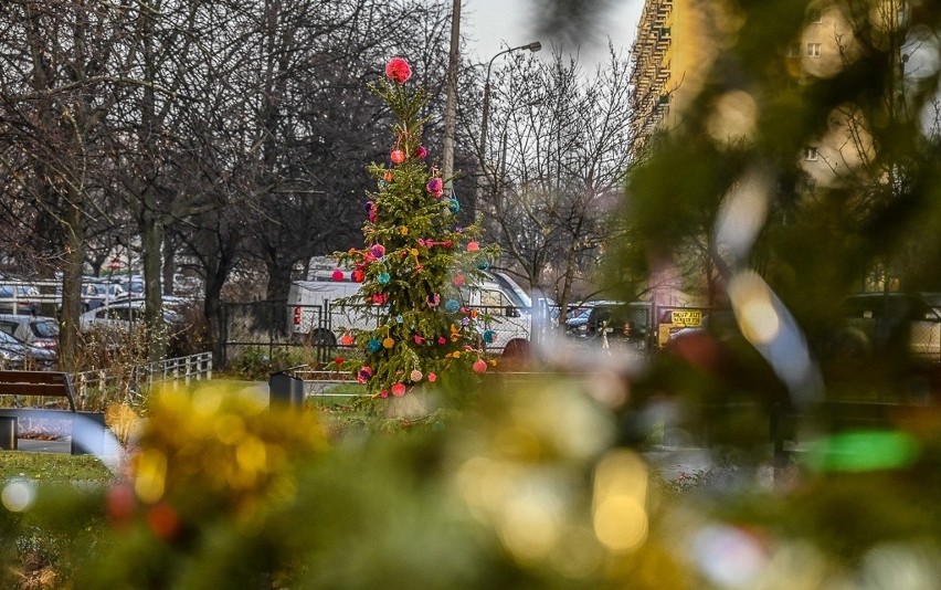 Mieszkańcy Żabianki, Jelitkowa, osiedla Tysiąclecia oraz Wejhera wzięli sprawy w swoje ręce i udekorowali drzewka świątecznymi ozdobami