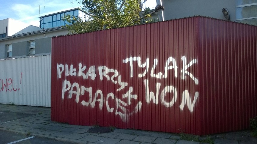 Kibice Widzewa wulgarnie zaatakowali Sylwestra Cacka