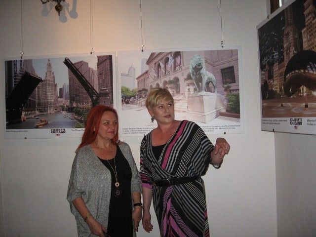 Wystawę oglądają Beata Drozdowska, dyrektor Łaźni i Izabela Brejtkop, aktorka Teatru Powszechnego.