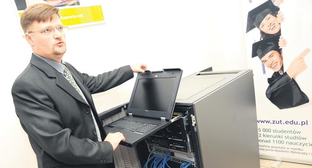 Jarosław Iwin, administrator sieci komputerowych w budynku Wydziału Informatyki ZUT w Szczecinie, prezentuje nowy sprzęt firmy HP.