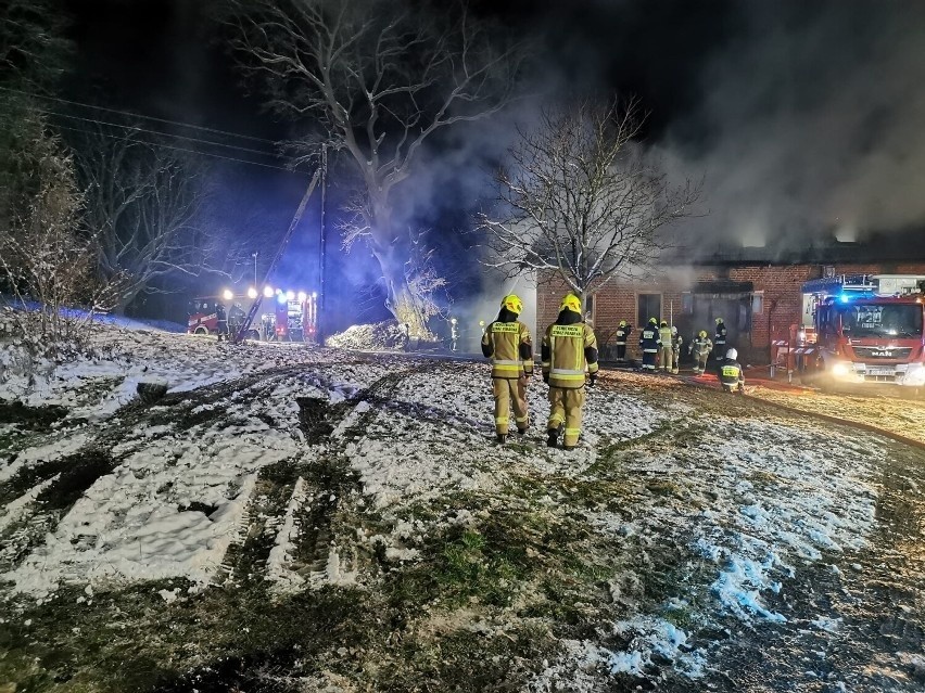 Pożar budynku mieszkalnego w Łapinie Kartuskim. Straty szacowane są na 600 tysięcy złotych