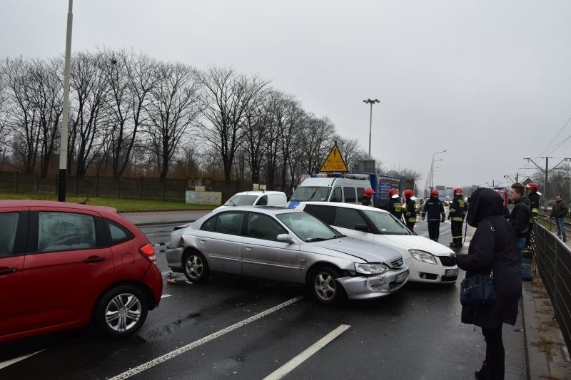 Wypadek na al. Włókniarzy przy Legionów: dwie ranne osoby, cztery rozbite auta. Utrudnienia w ruchu