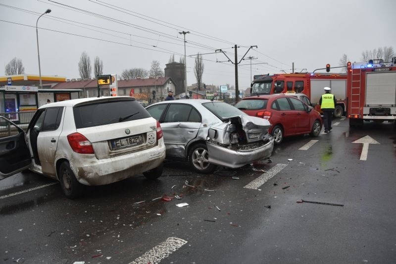 Wypadek na al. Włókniarzy przy Legionów: dwie ranne osoby, cztery rozbite auta. Utrudnienia w ruchu