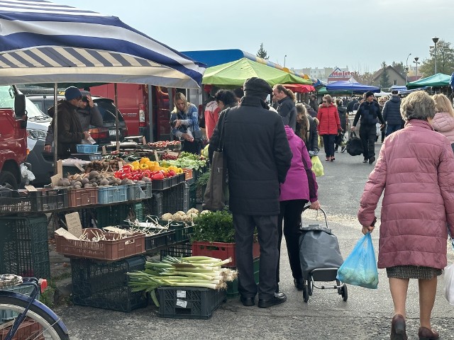 Tak wyglądał handel w środę 8 listopada na miejskim targowisku w Tarnobrzegu. Zobacz ceny owoców, warzyw i innych produktów >>>
