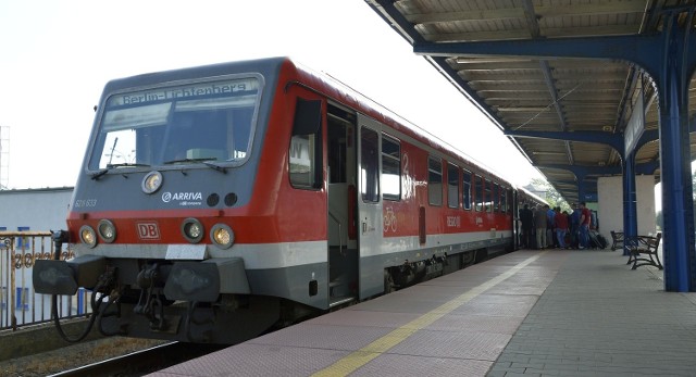 Średnio z bezpośredniego pociągu do Berlina korzysta w Gorzowie kilkanaście osób. Na zdjęciu odjazd w sobotni poranek. "Tłum" zrobiła wycieczka wracająca do Niemiec.