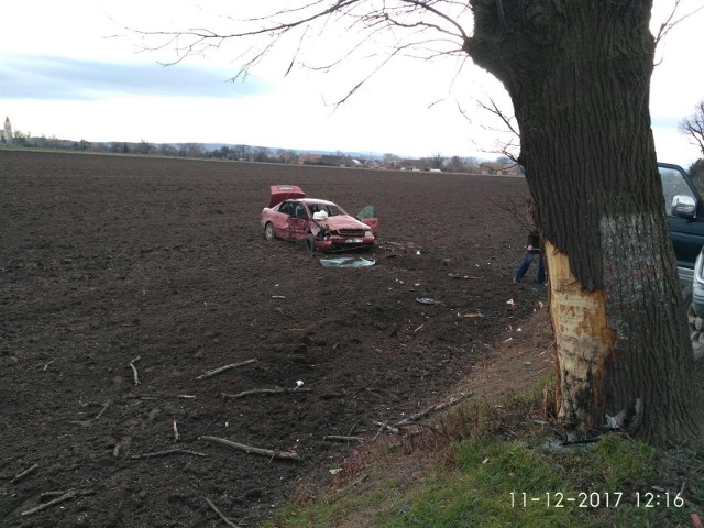 Po godzinie 12. 00 na drodze wojewódzkiej 414 pomiędzy Lubrzą a Dobroszewicami doszło do niebezpiecznego zdarzenia drogowego. 25-letni mężczyzna kierujący audi wskutek silnego podmuchu wiatru stracił panowanie nad pojazdem i uderzył w drzewo. Na szczęście kierującemu nic poważnego się nie stało.Zobacz też: Opolskie Info [8.12.2017]