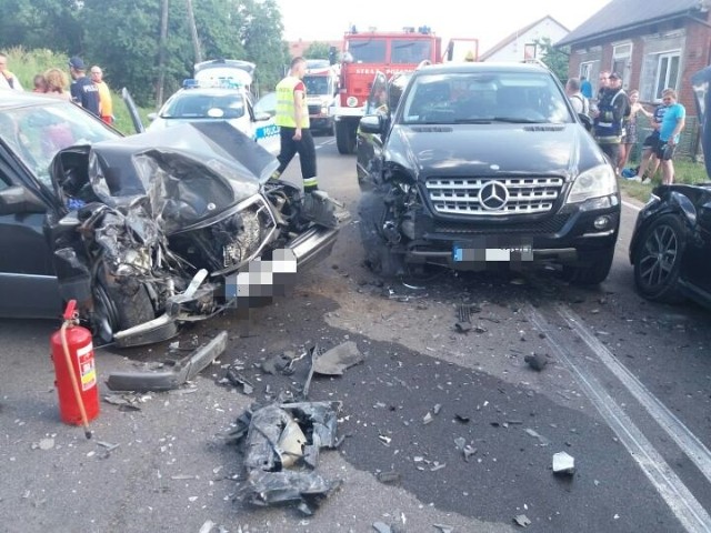 Na drodze krajowej nr 59 doszło do groźnego wypadku z udziałem 3 osobówek. 4 osoby zostały poszkodowane, a droga jest zablokowana.Wypadek w Porosłach. Peugeot zderzył się z BMW. Trzy osoby w szpitalu