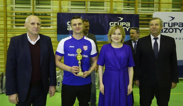 Drużyna Enea Połaniec okazała się bezkonkurencyjna na VI Turnieju Barbórkowym w futsalu o Puchar Prezesa Grupy Azoty Siarkopol. Nagrody wręczała między innymi wiceminister Anna Krupka.
