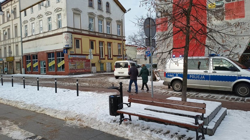 Włamanie do jubilera w Słupsku. Złodzieje wykorzystali rusztowanie z zasłoną 