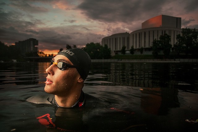 Patryk Dembski, młody pływak z Bydgoszczy, zdjęcia przed jego udziałem w Triathlonie.