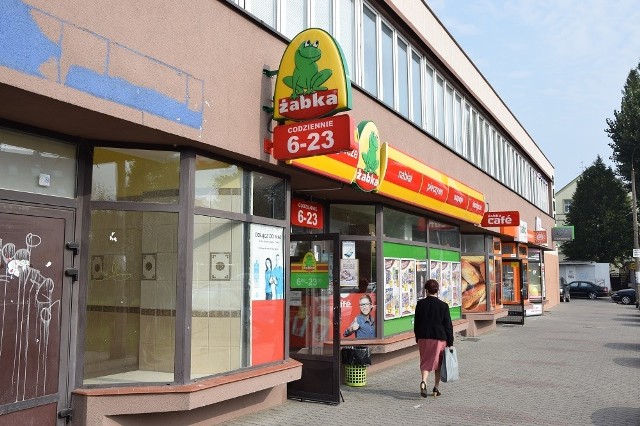 Policja zatrzymała włamywacza do sklepów sieci Żabka w Gorzowie. Ale nadal są poszukiwani sprawcy zuchwałych kradzieży w dwóch innych sklepach Żabka.