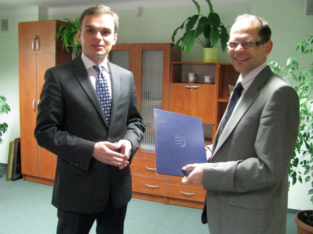 Starosta Robert Fila (z lewej) przekazał nominację dyrektorowi Mariuszowi Potaszowi.