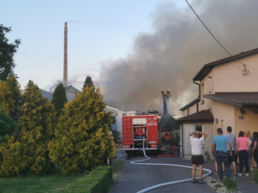 Pożar odlewni żeliwa w Dobramyśli w gminie Osieczna. Z...