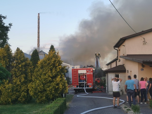 Pożar odlewni żeliwa w Dobramyśli w gminie Osieczna. Z ogniem walczyło dziesięć zastępów straży