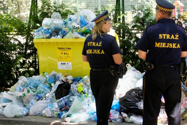 Straż miejska kontroluje sytuację przy pojemnikach na śmieci. Może wystawiać mandaty za bałagan i łamanie przepisów