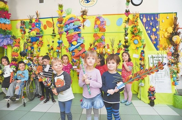 Na zdjęciu: przedszkolaki z grupy Smerfów (na pierwszym planie, od lewej: Jaś, Milenka i Piotruś) prezentują swoje palemki.