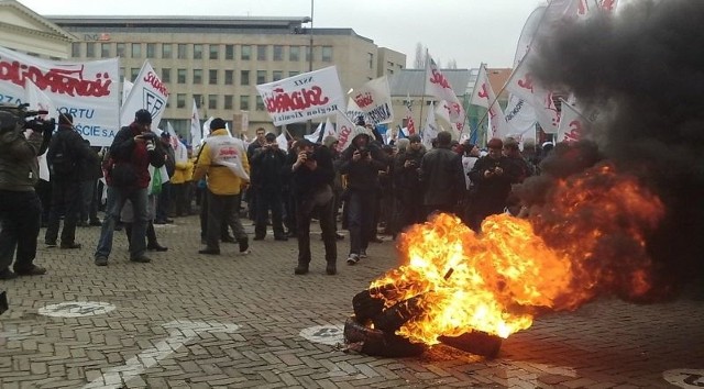 Tak pracownicy sektora przemysłu obronnego protestowali w piątek w Warszawie.