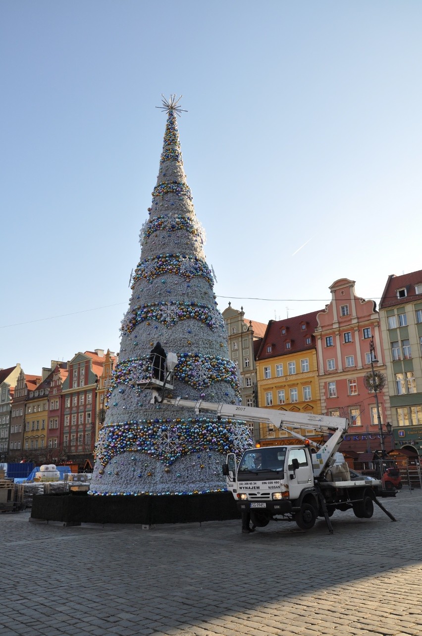 Choinka stanęła na wrocławskim Rynku. Zobacz, jak wygląda w tym roku [ZDJĘCIA]