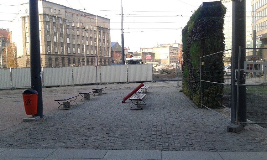 Katowice: Pod betonową ścianą przy rynku stanęły ławki [ZDJĘCIA]