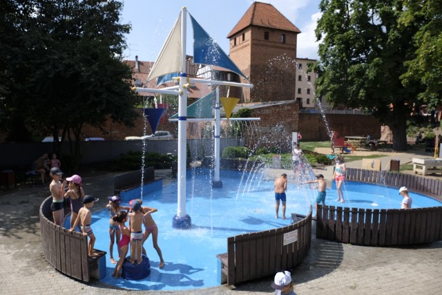 Jednym z najcieplejszych miast Polski jest Toruń. Dobrze, że choć dzieci mają się gdzie ochłodzić