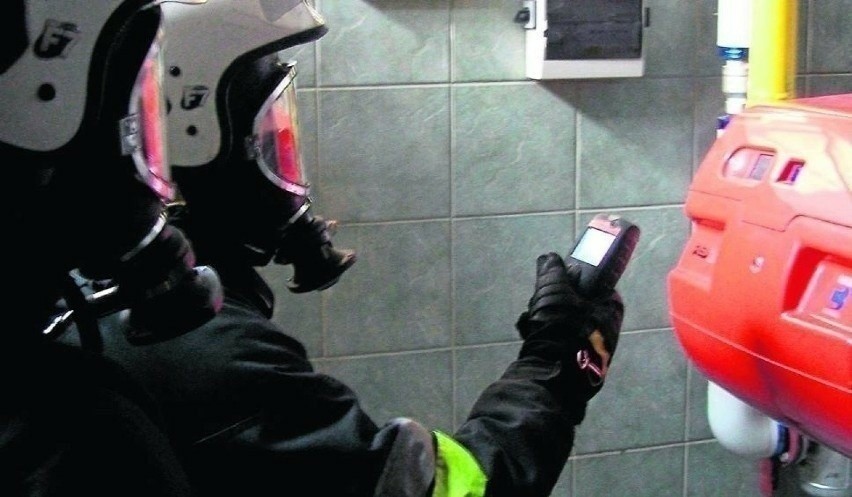 Strażacy sprawdzają obecność w powietrzu tlenku węgla