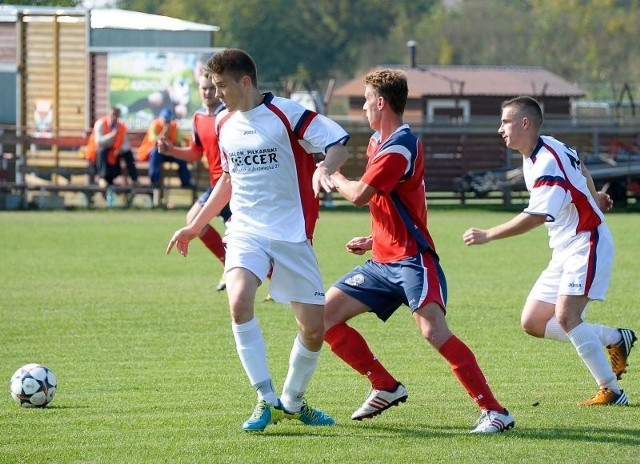 Pogoń Łapy (białe stroje) przegrywała z Cresovią Siemiatycze (czerwone) 0:2, ale to gospodarze strzelili cztery kolejne bramki