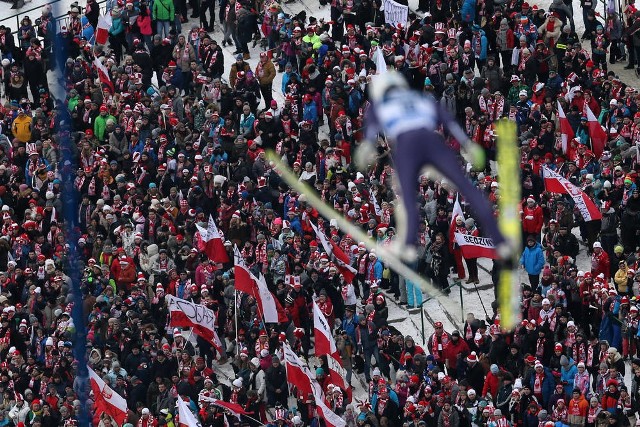 Skoki na Wielkiej Krokwi Polakom się nie nudzą - w weekend przewinęło się przez nią ok. 50 tys. kibiców