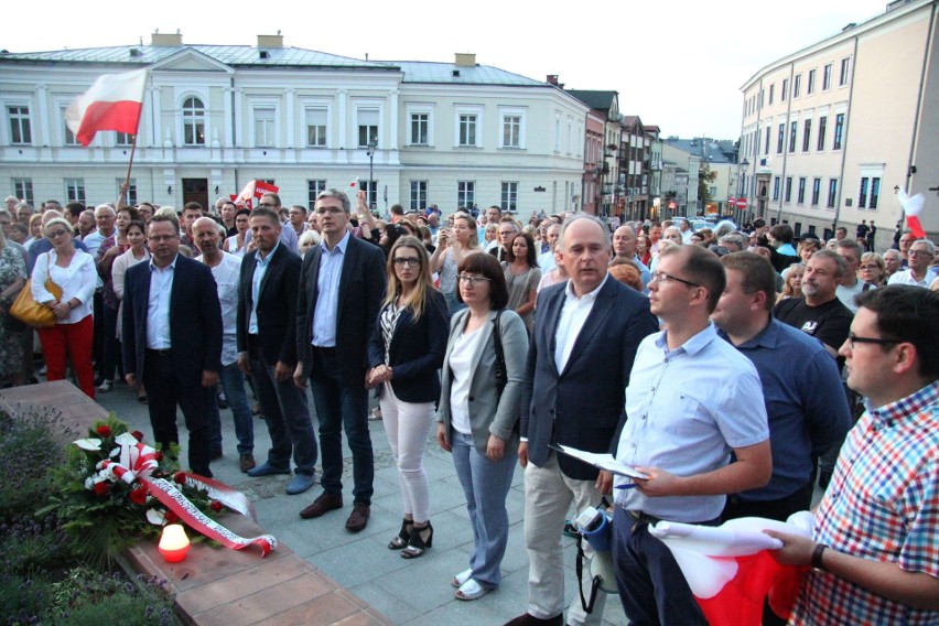 Wielka manifestacja w centrum Kielc „Wolne Sądy” z tysiącami uczestników  