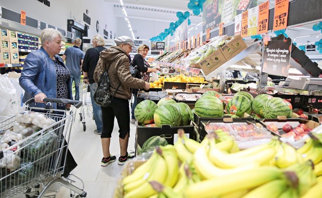 Godziny otwarcia sklepów w Sylwestra 2020 będą różnić się od tego, jak wygląda to w inne dni robocze. Zakupy w Sylwestra będzie można zrobić w największych marketach - Biedronka, Lidl, Carrefour czy Tesco. Sprawdź, do której będą otwarte sklepy w Sylwestra 2020.