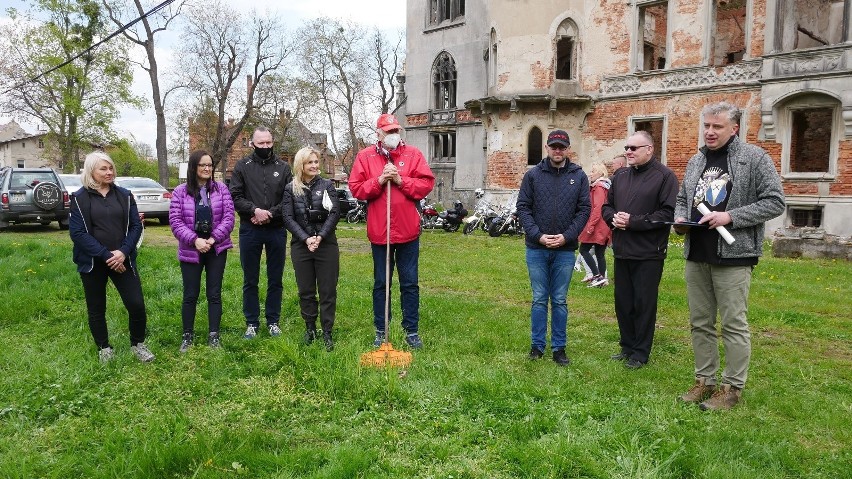 Wielkie sprzątanie parku w Kopicach odbyło się po raz czwarty. Zebrano 70 worków śmieci!