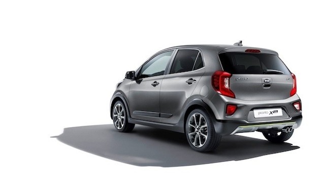 Kia Picanto X-Line Surowy design podkreślony jest przez kontrastujące pakiety kolorystyczne i większy prześwit (do 156 mm, czyli o 15 mm więcej niż ma standardowe Picanto). Dzięki zwiększonej wysokości nadwozia kierowca może lepiej obserwować drogę przed autem.Fot. Kia