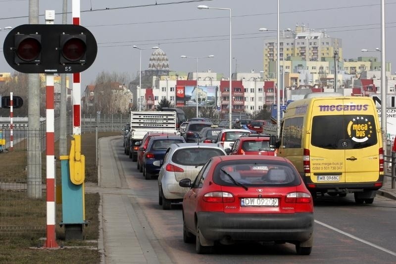 Wrocław: Uszkodzone szlabany na Strzegomskiej. Utknęliśmy w ogromnym korku