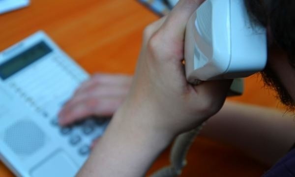 Telefon od wnuczka w potrzebie, a za nim kolejny od oszusta podającego się za funkcjonariusza Centralnego Biura Śledczego.