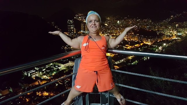 Justyna Kozdryk na tle nocnej panoramy Rio de Janeiro podczas paraolimpiady 2016.