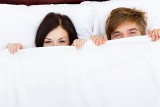 Lubisz spać nago? Sprawdź, jakie są korzyści zdrowotne ze spania bez ubrania. Wśród nich: lepszy sen, piękna skóra i udany związek