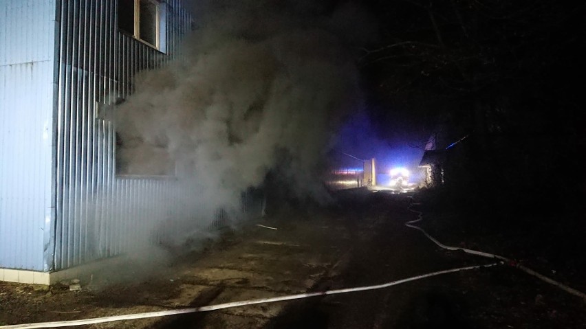 Około 50 strażaków walczy z pożarem magazynu meblowego. Budynek jest całkowicie zniszczony [ZDJĘCIA] [WIDEO]