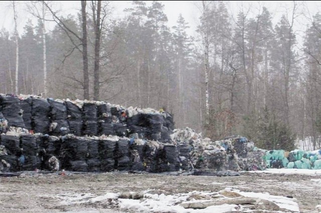 Z szacunków wynika, że w starej fabryce w lesie pod Prostkami może leżeć nawet kilkaset ton śmieci. A ich ilość ciągle rośnie, bo codziennie tiry dowożą "świeże&#8221; odpady.