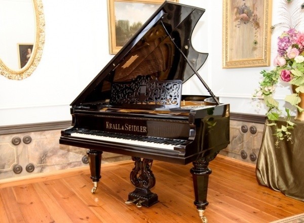 Odrestaurowany fortepian firmy Krall & Seidler Zygmunta Noskowskiego w sobotę po raz pierwszy publicznie zabrzmi, a barokowy salonik Pałacu Starego, w którym instrument znajduje się, zyska imię kompozytora