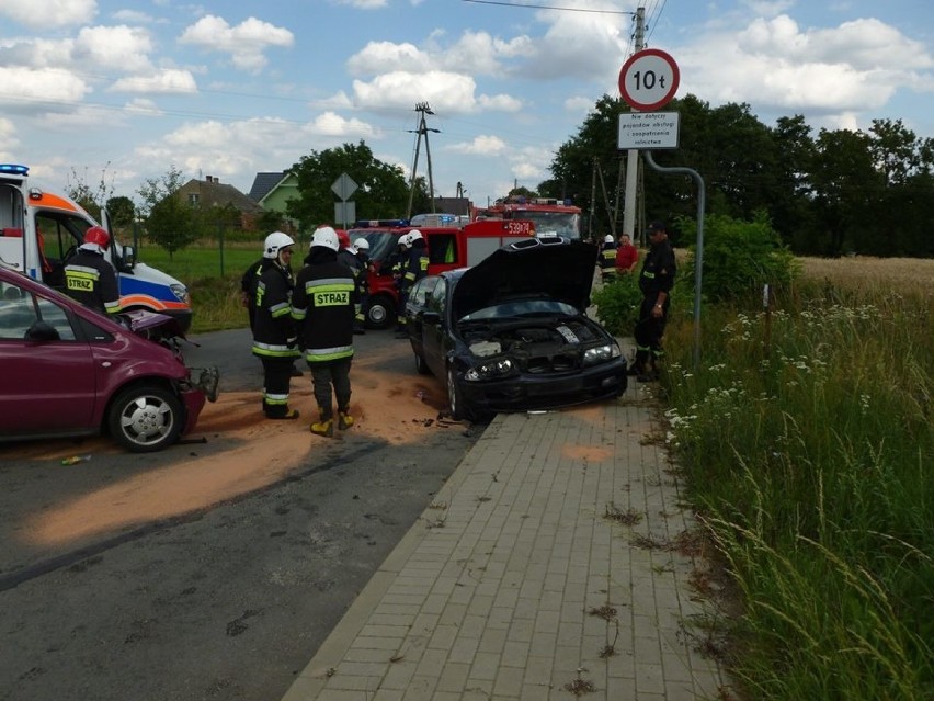 Wypadek niedaleko Głogowa. W Kwielicach mercedes zderzył się z BMW (ZDJĘCIA)