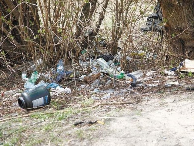 Strażnicy złapali trzy osoby wyrzucające śmieci do lasu