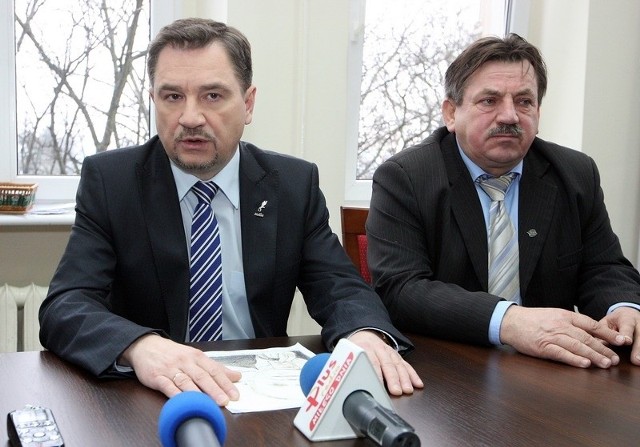 Po lewej Piotr Duda, przewodniczący NSZZ "Solidarność" na dzisiejszym spotkaniu z rolnikami.