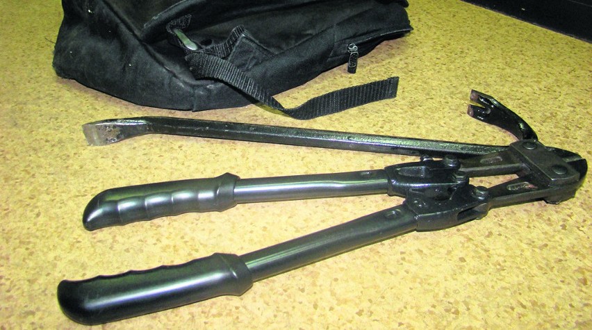 Te narzędzia policjanci skonfiskowali włamywaczom.