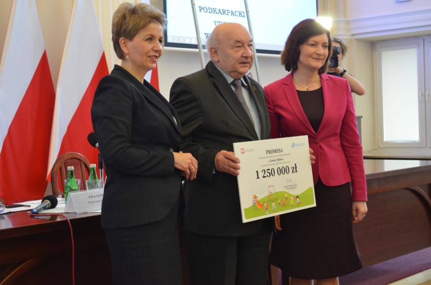 W Podkarpackim Urzędzie Wojewódzkim w Rzeszowie wiceminister Alina Nowak przyznała promesy „Maluch+” 