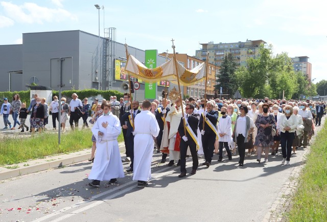 W czwartek w Kościele katolickim przypada uroczystość Najświętszego Ciała i Krwi Chrystusa, zwana potocznie Bożym Ciałem.W tym roku w Radomiu z powodu pandemii tylko kilka parafii zdecydowało się na przeprowadzeniu procesji poza placem kościelnym. Parafia Matki Bożej Miłosierdzia zorganizowała tradycyjną procesję ulicami osiedla XV Lecia do czterech ołtarzy. Słoneczna i ciepła pogoda sprzyjała wiernym. Zobaczcie kolejne zdjęcia z procesji >>>