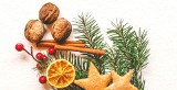 Świąteczne stroiki z orzechów włoskich. Zobacz, jak zrobić ozdoby DIY na Boże Narodzenie. Modne dekoracje za grosze, które zachwycą gości