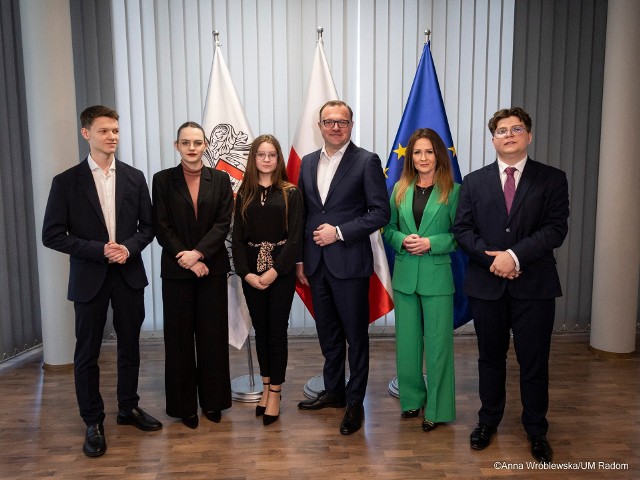 Prezydent Radosław Witkowski, wraz z wiceprezydentką Katarzyną Kalinowską, spotkał się z przedstawicielami Młodzieżowej Rady Miasta i zaproponował powstanie Szkolnego Budżetu Obywatelskiego.